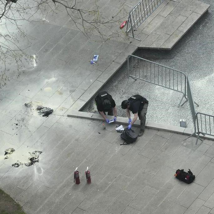 Live video of man who set himself on fire outside court proves challenging for news organizations